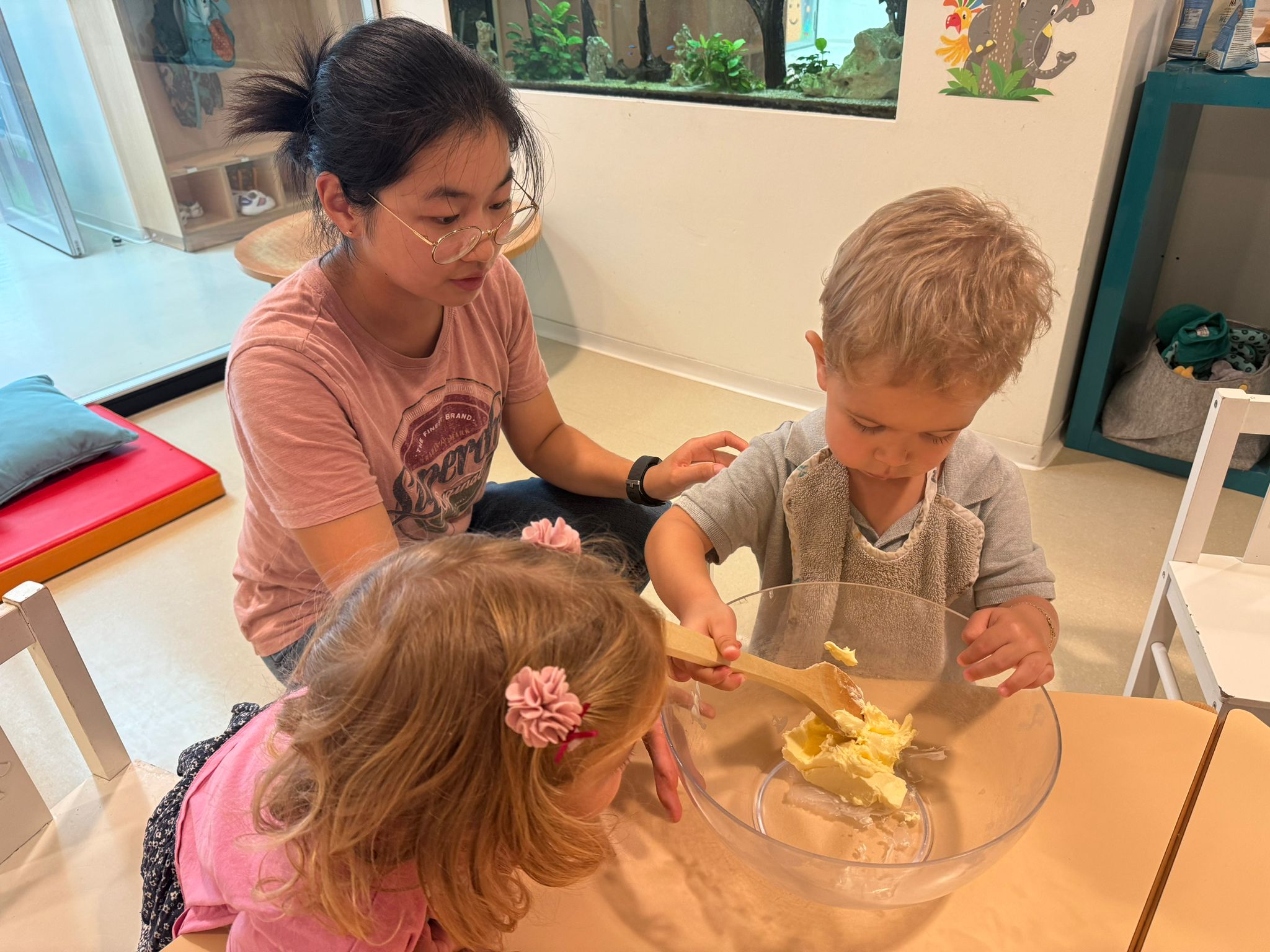 Les enfants apprennent à tenir une cuillère. 