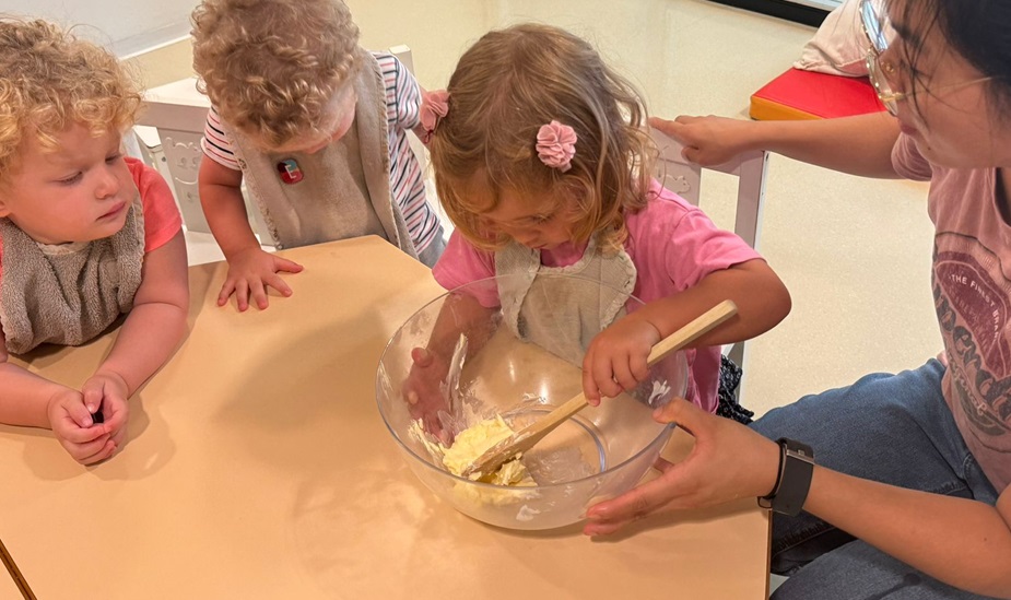 Les trotteurs suivent attentivement la recette. 