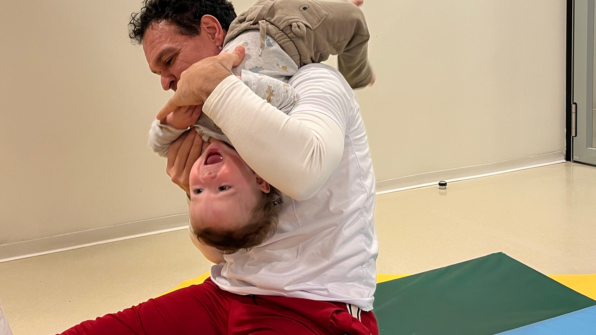 Des enfants de la crèche Le Microcosme découvrent la capoeira avec César, fondateur de l’association Biriba’s Capoeira. Une matinée rythmée entre danse, jeu et motricité.