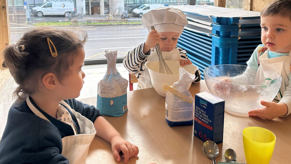 Enfants préparant les ingrédients pour faire du pain