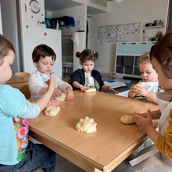 Enfants façonnant de la pâte à pain à la crèche