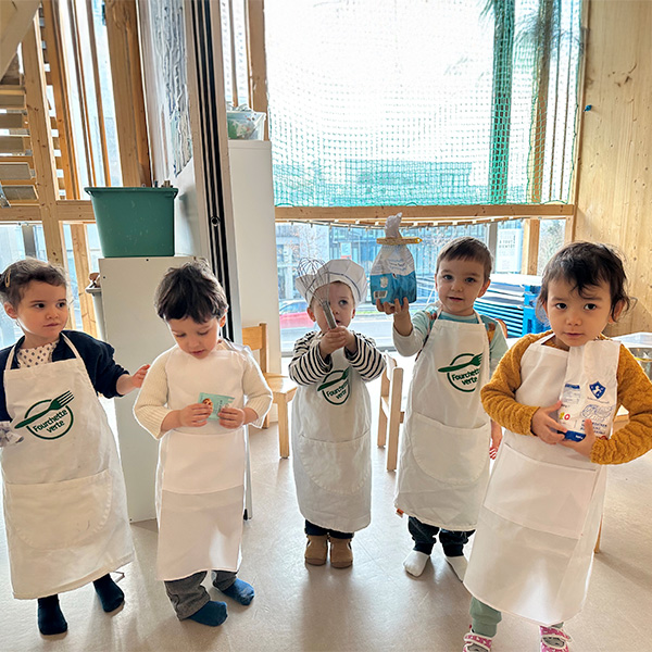 Enfants en tablier prêts pour l’atelier boulangerie