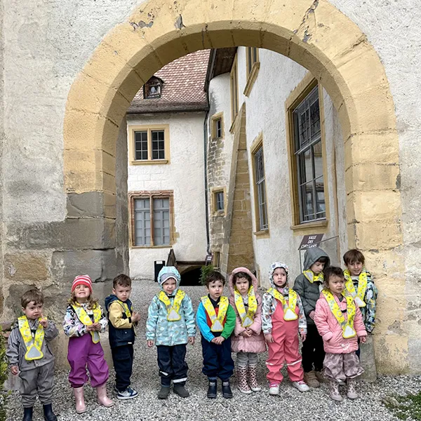 Enfants de la crèche Le Microcosme entrant dans le château de La Sarraz.