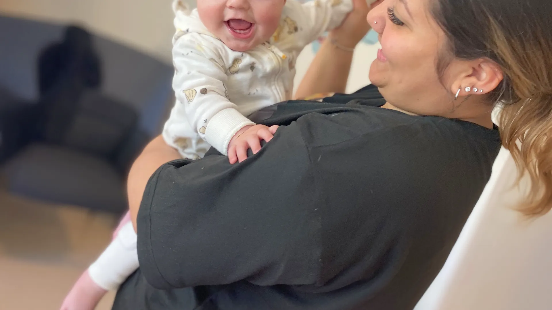 Un bébé de la crèche Le Microcosme à Lausanne en mouvement lors d’un atelier d’éveil musical autour de la bachata.