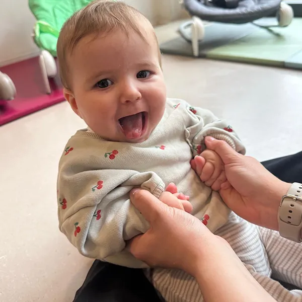 Un bébé de la crèche Le Microcosme à Lausanne en mouvement lors d’un atelier d’éveil musical autour de la bachata.