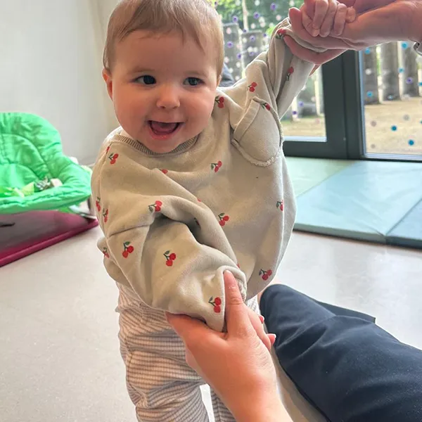 Un bébé de la crèche Le Microcosme à Lausanne en mouvement lors d’un atelier d’éveil musical autour de la bachata.