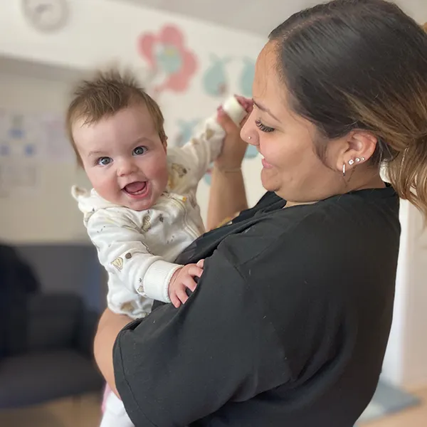 Un bébé de la crèche Le Microcosme à Lausanne en mouvement lors d’un atelier d’éveil musical autour de la bachata.