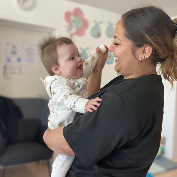Un bébé de la crèche Le Microcosme à Lausanne en mouvement lors d’un atelier d’éveil musical autour de la bachata.