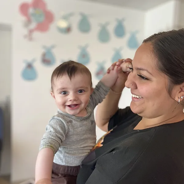 Un bébé de la crèche Le Microcosme à Lausanne en mouvement lors d’un atelier d’éveil musical autour de la bachata.
