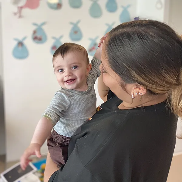 Un bébé de la crèche Le Microcosme à Lausanne en mouvement lors d’un atelier d’éveil musical autour de la bachata.