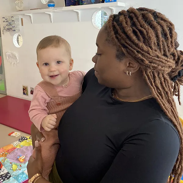 Un bébé de la crèche Le Microcosme à Lausanne en mouvement lors d’un atelier d’éveil musical autour de la bachata.