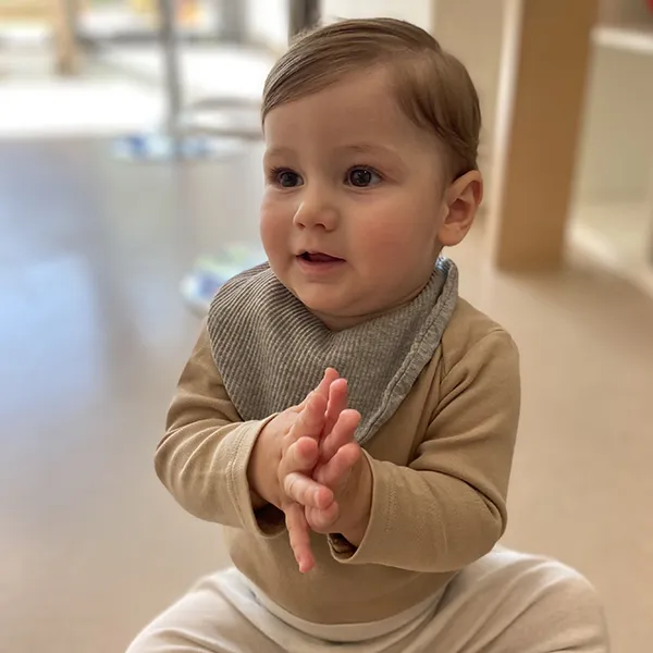 Un bébé de la crèche Le Microcosme à Lausanne en mouvement lors d’un atelier d’éveil musical autour de la bachata.