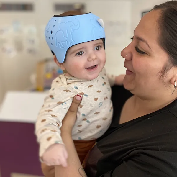 Un bébé de la crèche Le Microcosme à Lausanne en mouvement lors d’un atelier d’éveil musical autour de la bachata.