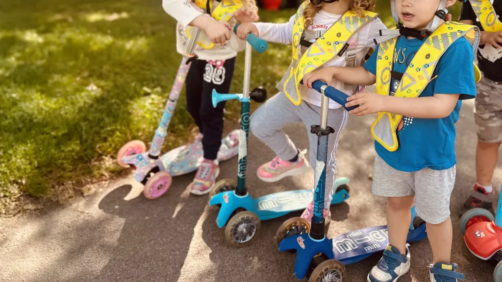 Sortie trottinette à Vidy pour la crèche Le Microcosme à Lausanne : équilibre, joie et confiance en soi au bord du lac !