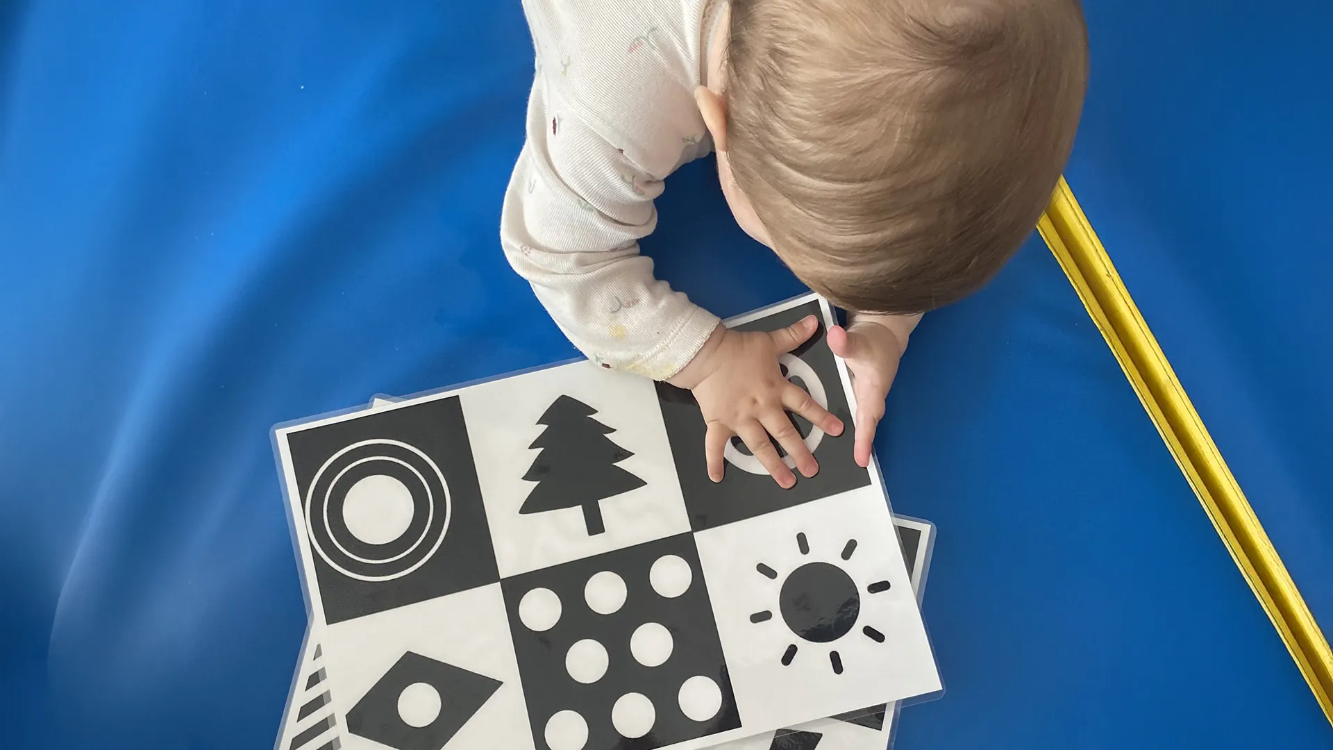 Bébés observant des cartes contrastées à la crèche Le Microcosme à Lausanne