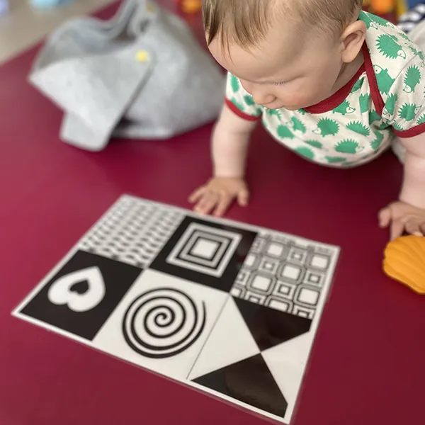 Bébés observant des cartes contrastées à la crèche Le Microcosme à Lausanne