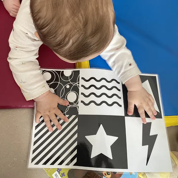 Activité éducative en noir et blanc pour les tout-petits à la crèche Le Microcosme.