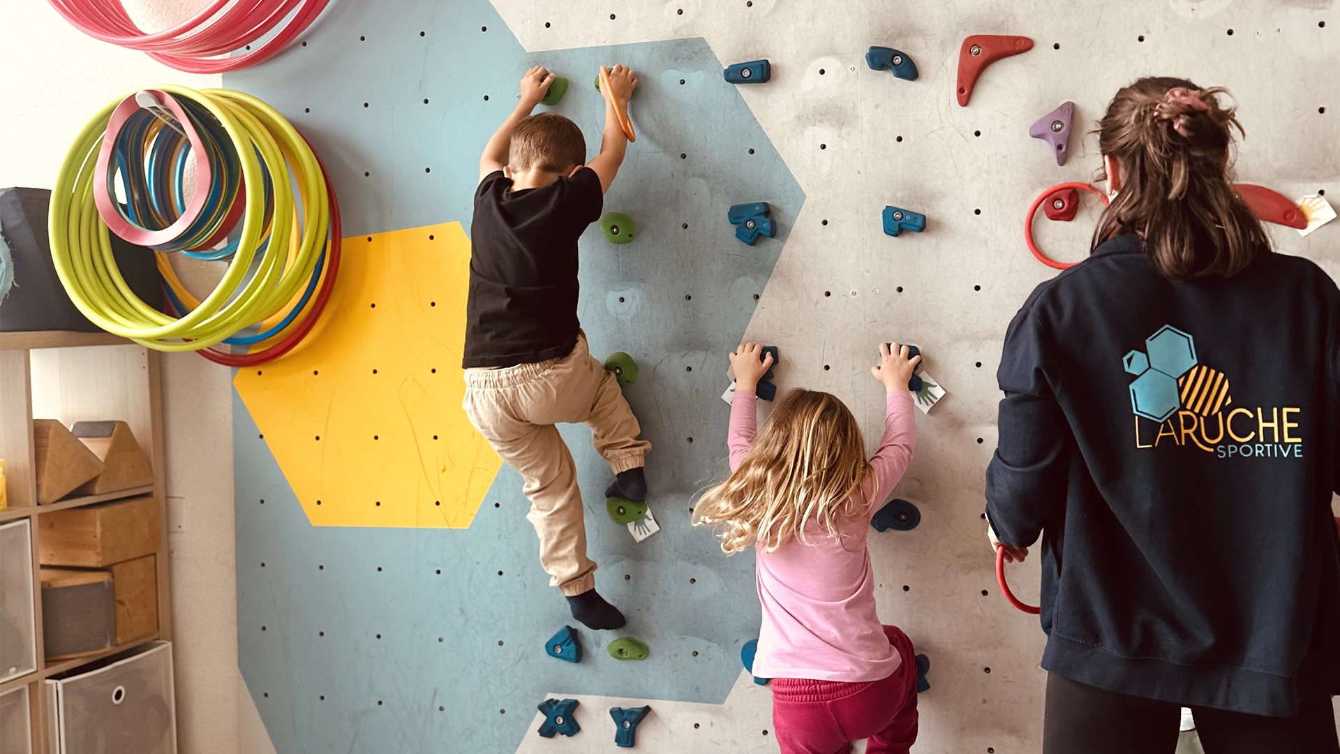 Un enfant grimpe sur un module en mousse dans l’espace ruche sportive à la crèche Le Microcosme à Lausanne.