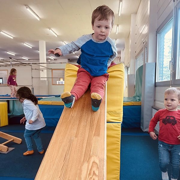 Un enfant grimpe sur un module en mousse dans l’espace ruche sportive à la crèche Le Microcosme à Lausanne.