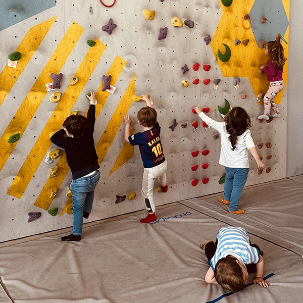 Un enfant grimpe sur un module en mousse dans l’espace ruche sportive à la crèche Le Microcosme à Lausanne.