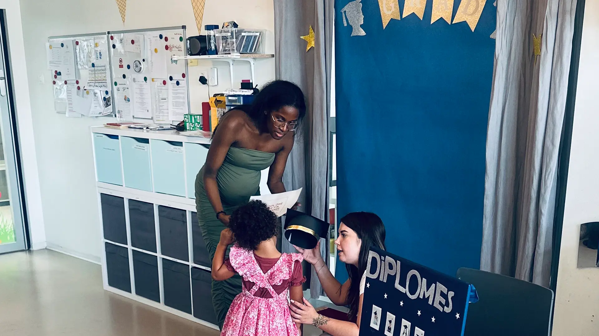 Enfants du groupe des Grands à la crèche Le Microcosme célébrant la fin d’année avec leurs créations, entourés des familles à Lausanne.
