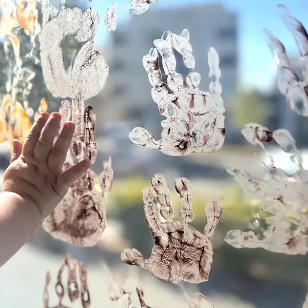 Mini-trotteurs explorant la peinture sensorielle au Microcosme à Lausanne.
