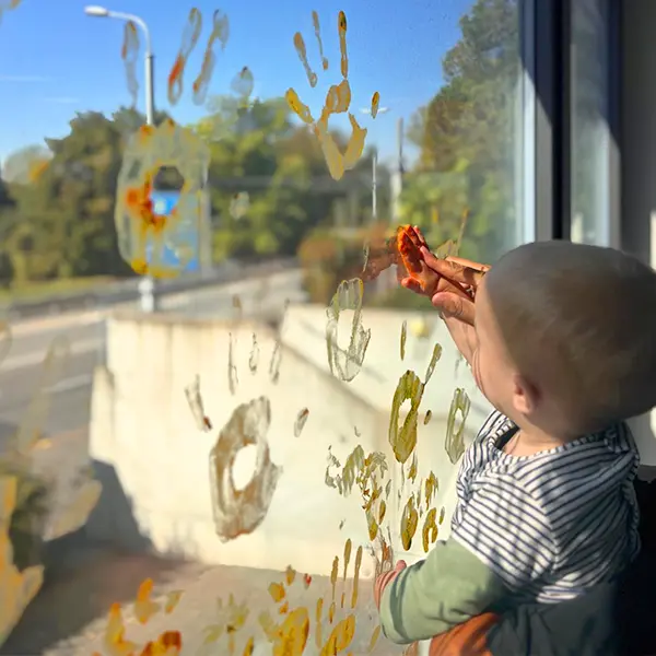 Mini-trotteurs explorant la peinture sensorielle au Microcosme à Lausanne.