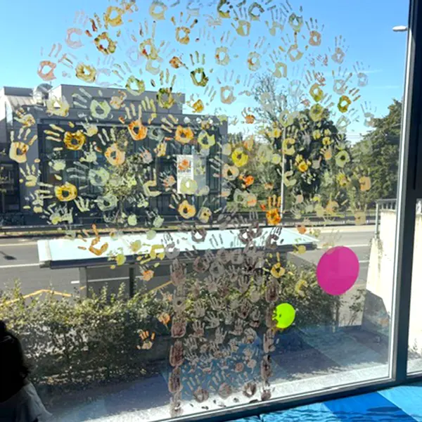 Mini-trotteurs explorant la peinture sensorielle au Microcosme à Lausanne.