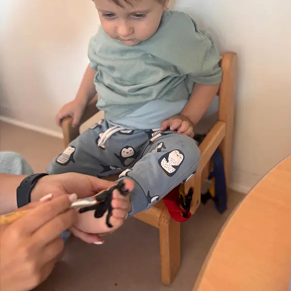 Mini-trotteurs explorant la peinture sensorielle au Microcosme à Lausanne.