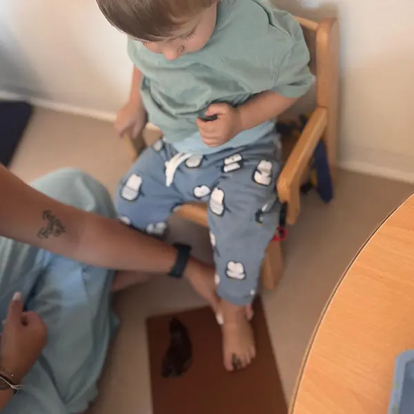 Mini-trotteurs explorant la peinture sensorielle au Microcosme à Lausanne.