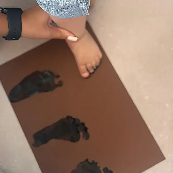 Mini-trotteurs explorant la peinture sensorielle au Microcosme à Lausanne.